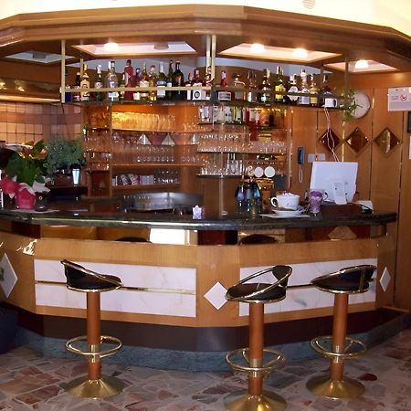 Hotel Angelini Torbole Sul Garda Exterior foto